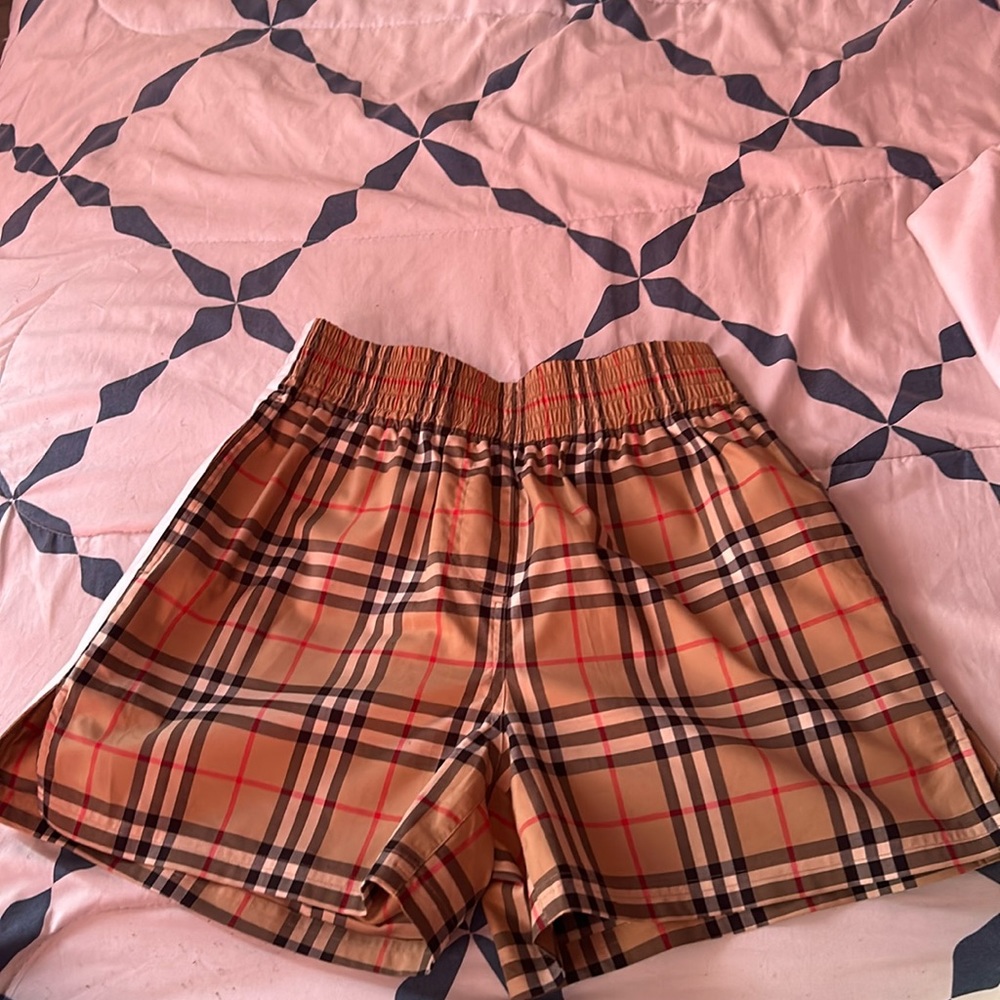 Burberry beige shorts with white side stripe